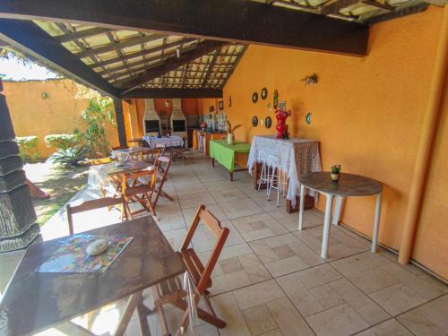 布希奥斯Flats vila bela Búzios的一个带桌椅的庭院和一间带桌椅的房间