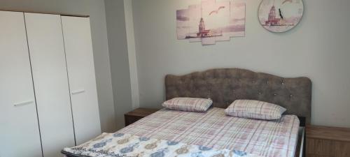 伊斯坦布尔Midtown Hotel Apartments 404 ( 2+1)的一间卧室配有一张带两个枕头的床