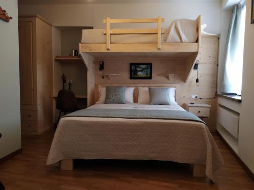 斯特雷萨Al San Michele的一间卧室配有一张带两张双层床的床铺。