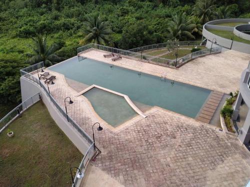 古晋Santubong Suites Sejinjang的享有别墅内游泳池的顶部景致