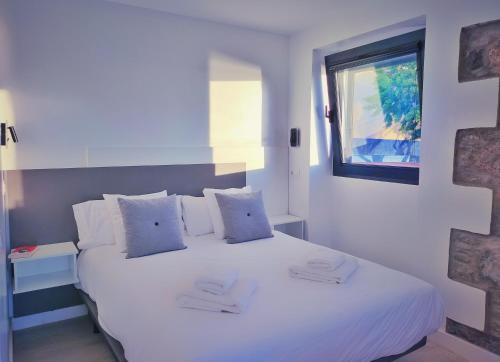 圣尼科拉斯村De Sebastian 1 - estudio frente al mar的窗户客房内的一张白色床