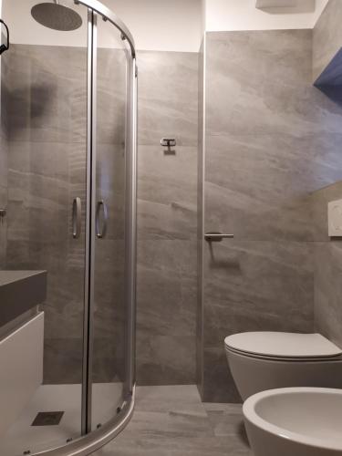 斯特雷萨Al San Michele的带淋浴、卫生间和盥洗盆的浴室