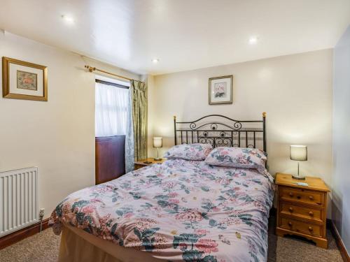波尔顿乐法尔德The Granary的一间卧室配有一张床、两盏灯和一个窗户。