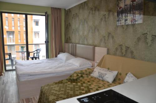 巴库里阿尼Orbi Palace Deluxe Bakuriani Room 406的酒店客房设有两张床和窗户。