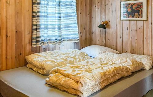 霍夫登Awesome Home In Hovden I Setesdalen With 2 Bedrooms的木墙客房的一张床位