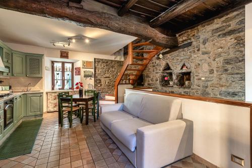 切尔诺比奥Casa al Lago di Como in Riva Cernobbio的客厅配有沙发和桌子