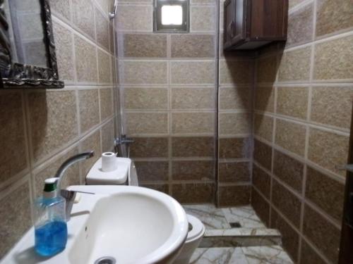 杰拉什Furnished apartment for rent in jarash شقة مفروشة للإيجار في جرش的一间带水槽和卫生间的小浴室