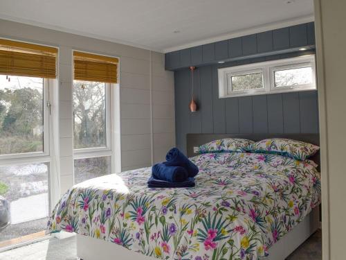 PentridgeWhitey Top Country Lodge的一间卧室,配有一张蓝色帽子的床