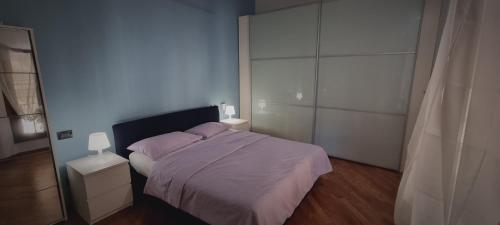 博洛尼亚crociali的一间卧室配有一张带紫色床单和镜子的床