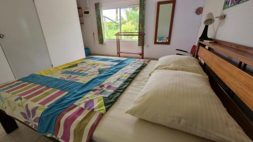 MeerzorgSutopia Holiday Resort的一间卧室配有床,床上装有被子