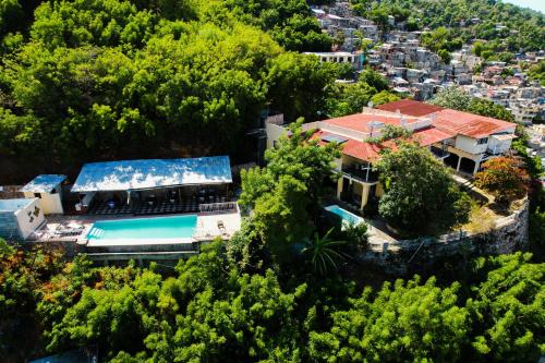 海地角Habitation Des Lauriers的享有带游泳池的房屋的空中景致