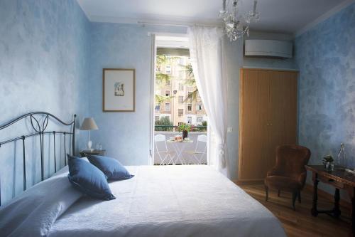 罗马Sweet Dreams in St Peter B&b的一间卧室配有一张蓝色墙壁的床和一扇窗户