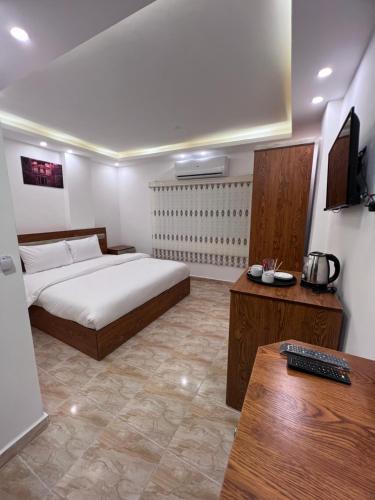 瓦迪穆萨Petra Family Hotel的一间卧室配有一张床和一张带键盘的书桌