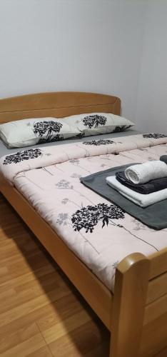 雅戈丁那Apartman MAŠA的两张带白色床单和黑白毯子的床