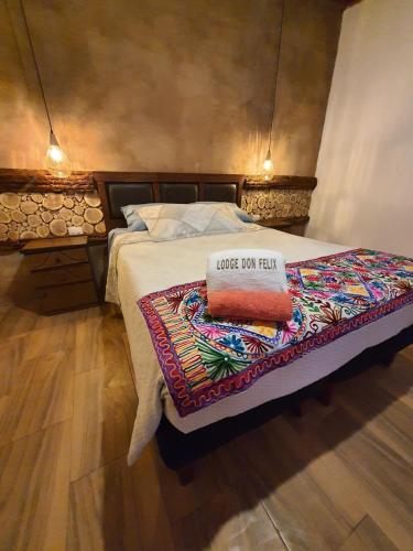 圣佩德罗·德·阿塔卡马Lodge Don Felix的床上有枕头