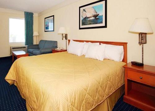 巴克斯顿哈特勒斯岛酒店的酒店客房设有一张大床和一张沙发。