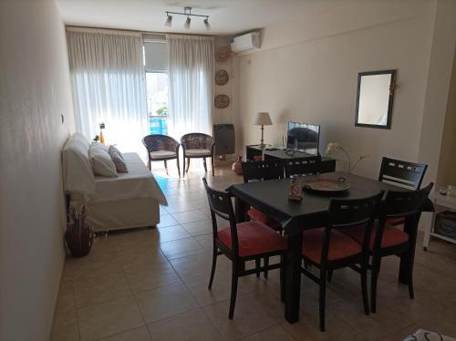 奇维尔科伊Opción B的客厅配有桌椅和沙发