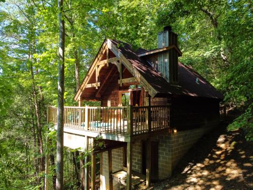 赛维尔维尔Gatlinburg Adventure Cabins的林中带甲板的树屋
