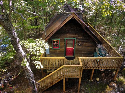 赛维尔维尔Gatlinburg Adventure Cabins的小木屋设有甲板和红色门