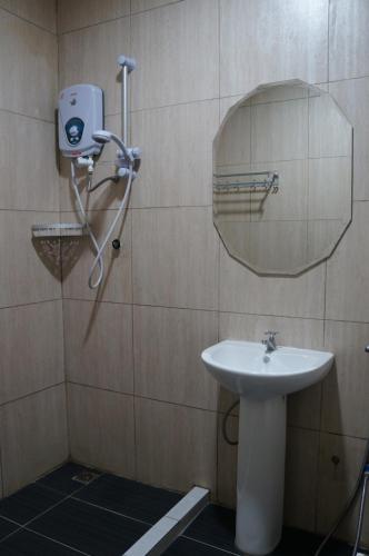 哥打京那巴鲁Unikarya Lodge的一间带水槽和镜子的浴室