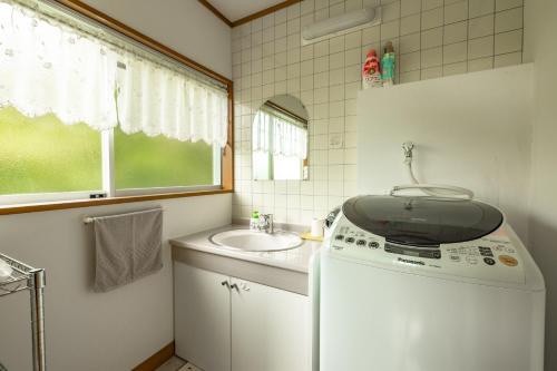 轻井泽Kanra-gun - House / Vacation STAY 2833的厨房配有洗衣机和水槽