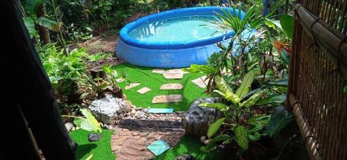 阁遥岛Antonio's ko yao noi BED & Pool的花园中的一个游泳池
