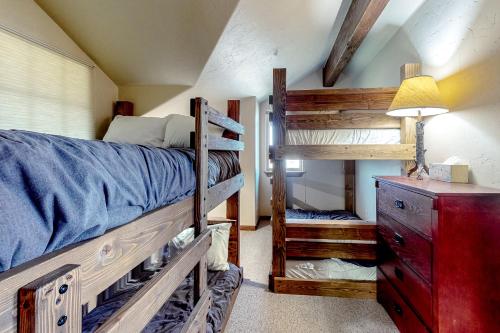 弗雷则Cozens Pointe Circle的一间卧室配有两张双层床和一盏灯。