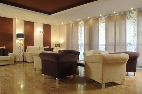 塞维利亚威尼斯酒店的一间设有桌椅和窗户的等候室