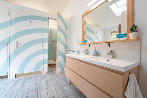比亚里茨GARDEN - Utopy Hostel的一间带水槽和镜子的浴室