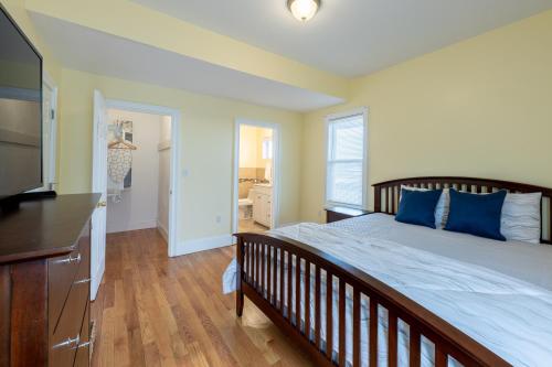 波士顿90-Boston Spacious Convenient Apartment的一间卧室配有一张带蓝色枕头的大床
