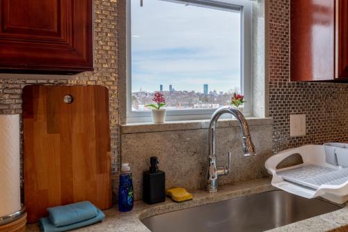 波士顿90-Boston Spacious Convenient Apartment的厨房设有水槽和窗户。