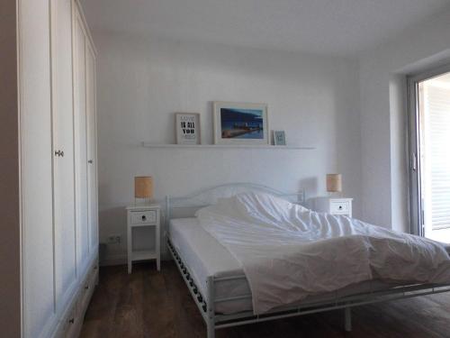 巴特皮尔蒙特Smart Loft的一间白色卧室,配有床和2个床头柜