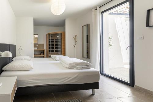马洛塞讷Onze Villa in Provence, Mont Ventoux, New Luxury Villa, Private Pool, Stunning views, Outdoor Kitchen, Big Green Egg的一间卧室设有一张床和一个大窗户