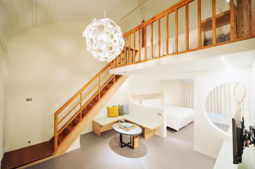 凤林镇花莲丘丘森旅的客房设有楼梯、床和桌子