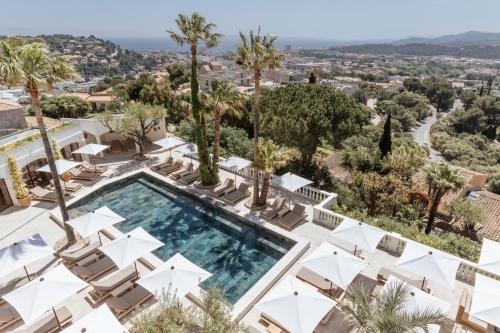博尔马斯·莱斯·米默萨斯Le Mirage的享有别墅的空中景致,设有游泳池和棕榈树