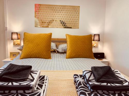 雷德鲁斯SHINE CHALET - UNIQUE & COMFORTABLE ACCOMMODATION的一间卧室配有一张带两个黄色枕头的床