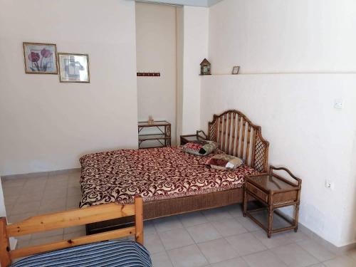 阿吉亚特拉萨Beautiful apartment ANAIS near the sea的一间小卧室,配有一张床和一把椅子