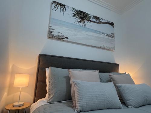 凯阿玛2 bedroom modern coastal retreat的卧室配有一张挂在墙上的床铺