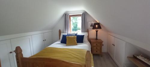 斯奇博瑞恩Boatman's Quarters的一间卧室配有蓝色和黄色枕头的床