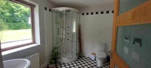 斯奇博瑞恩Boatman's Quarters的带淋浴、盥洗盆和卫生间的浴室