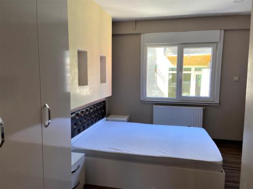 伊斯坦布尔Ninve Apartments – Istanbul Bakirköy的一间小卧室,配有床和窗户