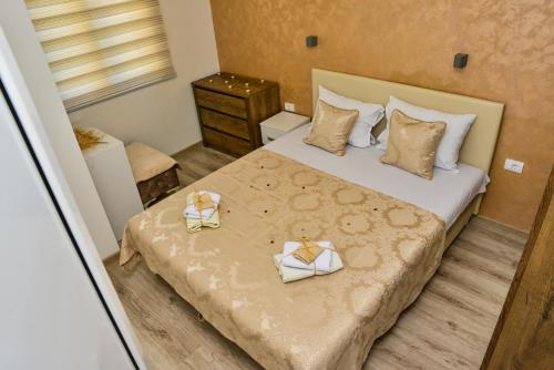 索科矿泉村Apartmani Milenkovic的一间卧室配有一张带2盒床的卧室
