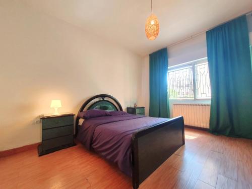 Umm UthainahLovely Two Bedroom Apartment in Amman的一间卧室配有一张带紫色床单和蓝色窗帘的床