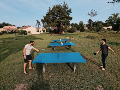 波吉奥· 梅扎纳比内亚马雷酒店的两个人玩乒乓球