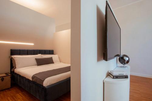 坎波巴索Cobalto Suite的一间卧室配有一张床和一台平面电视