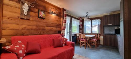 布勒伊-切尔维尼亚Baita del Cervino CIR n 0016的客厅配有红色的沙发和桌子
