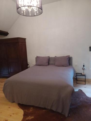 Luxe-kamer Bed en Bokes的一间卧室配有一张带紫色枕头的大床