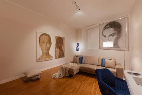 坎波巴索Cobalto Suite的客厅配有沙发和墙上的照片