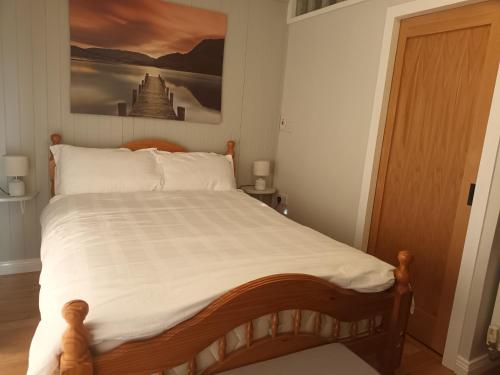 Murlas BridgeKate's Place bedroom ensuite close to Donegal town的卧室配有一张挂在墙上的床铺