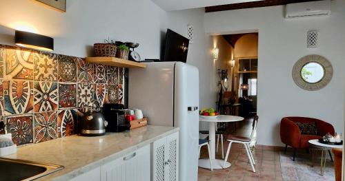 奥良Casa Victoria的带冰箱的厨房和用餐室